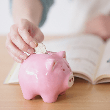 【社会人1年目】3つの口座運用についてアドバイスをお願いします。 質問本文： 現在大学4年生で、4月から新社会人になります。 入社を機に、理想的な銀行口座の使い分けを検討しています。 これまでは住信SBIネット銀行をメインにしてきましたが、ドコモによる改悪、今後のサービス変更等を考慮し、以下の3つの口座を中心とした運用を考えています。 【現在の状況】 • 三井住友カード(NL)でSBI証券のクレカ積立中 • 1年後に三井住友カード ゴールド(NL)へのアップグレード（100万円修行）も視野 【検討中の使い分けと「お金の流れ」イメージ】 1. メイン：三井住友銀行 (Olive) • 役割： 給与受取、クレカ・固定費の引き落とし • 流れ： 給与が入ったら、決済用（クレカ引落し分・固定費）をこの口座に残し、それ以外をすべて「サブ」へ移す。 2. サブ：SBI新生銀行 • 役割： 現金管理、投資予備軍、サブ貯金 • 流れ： メインから移ってきた資金を管理。現金が必要な時はここから引き出す。余った分はそのまま投資用にするか、貯蓄する。 3. 貯蓄用：あおぞら銀行 (BANK支店) • 役割： 生活防衛資金、目的別貯金 • 流れ： サブ（またはメイン）から**自動振替（自動入金）**機能を使い、毎月決まった額を強制的にこちらへ振り分けて貯める。余程のことがない限り触らない。 【お聞きしたいこと】 この3つの口座の役割分担について、非効率な点や改善点はありますか？ (より適切な口座や使い分け等) 社会人1年目として、今のうちに盤石な体制を整えたいと考えています。詳しい方、ぜひアドバイスをお願いします。