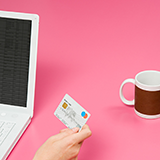 楽天カードの「初回請求月」というのは？ キャンペーンは適用されるでしょうか？ 今年の１月中旬に楽天カードを作り口座振替登録をして買い物をしました。 ここ最近「e-NAVI」に「購入した金額」が表示され「初回請求月：３月」と表示されています。 でも普通は「２月」じゃないでしょうか？ 楽天カード新規会員登録＋３回以上ご利用、２月２８日までのお買い上げでポイントプレゼントのようなキャンペーンがやっていますが適用されますか？